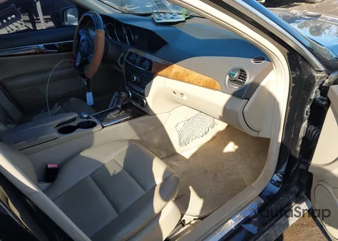 2012 Mercedes-Benz C 300 Luxury 4Matic/Sport 4Matic z USA, uszkodzony, nr VIN WDDGF8BB0CR193945